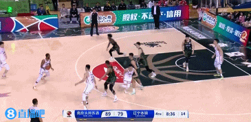 高难度！弗格强攻漂移投进打成2+1 带队继续紧咬比分
