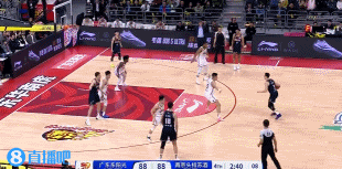 就是硬！胡明轩强攻不中 任骏飞点抢前场篮板&随后强硬勾手命中！
